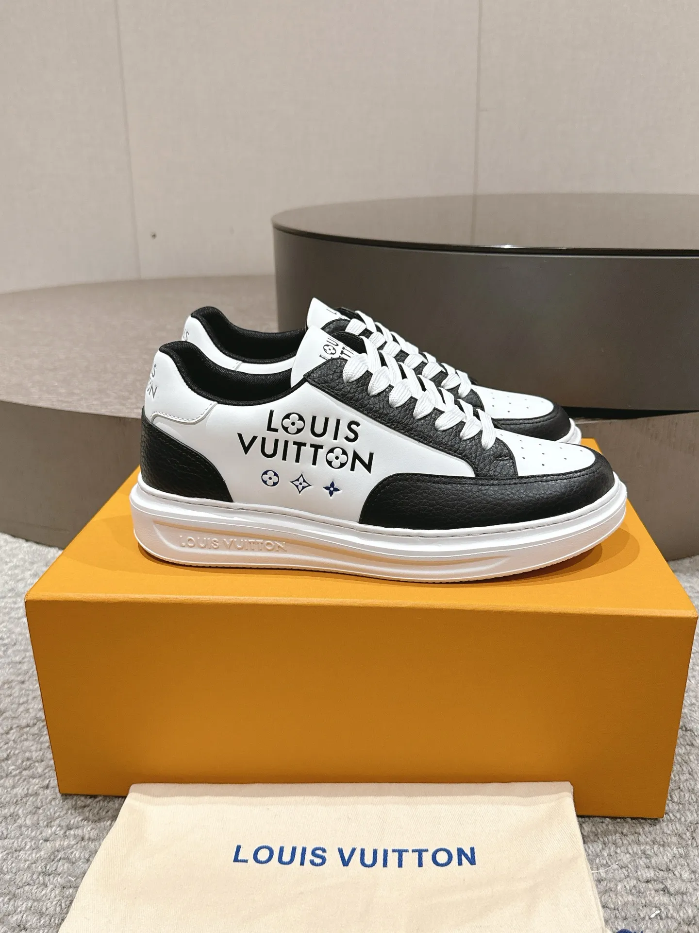 👟👟Ex-factory price 680👟👟 LV25 new style white shoes, best-selling model in the counter window, very three-dimensional and beautiful! Personalized printing, three-dimensional printed cowhide fabric...cowhide feet...original 4cm thick sole...Logo hot stamping, matching packaging, code number: 37-44 (45 customized, non-refundable)